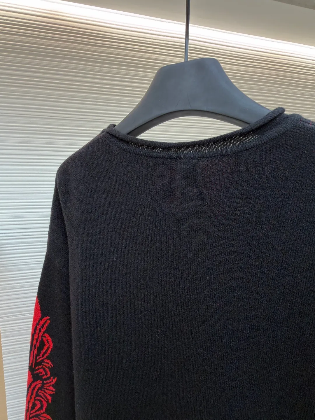 2233Chrome Hearts patent leather cross cashmere sweater ●Item number: 1682233-B05 ●Fabric: wool blended fabric ●Technology: knitted ●Color: black and red ●Version: loose fit ●Weight: about 565 grams ●Size: One size fits all ●Description: The original version was purchased from Hangzhou National Specialty School for 45,000. The fabric is made of custom-spun cashmere yarn. It feels soft and waxy. Sesame base technology is matched with arm jacquard technology. (The jacquard size will change with the number of yarn components. The yarn must be custom-woven). Customized chest patent leather Cross. Processed with imported TAJIMA machines. Customized accessories. Produced by major manufacturers that test workmanship. Full of street feel. Compare workmanship details to counters. Flash sale version on the market. The overall wiring is straight and delicate, the fabric is comfortable and soft, and the color is consistent without color difference. It can be matched with the same style to create a fashionable look, and can be used in various occasions. Customized accessories, complete with three standards, same style for men and women!